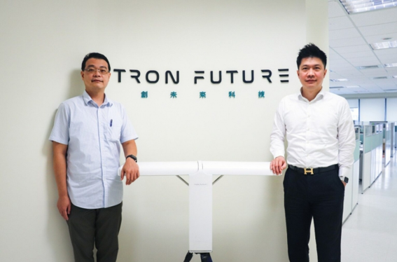圖2 創未來科技創辦人兼執行長王毓駒（右）與技術長蘇柏青（左）皆畢業於加州理工學院