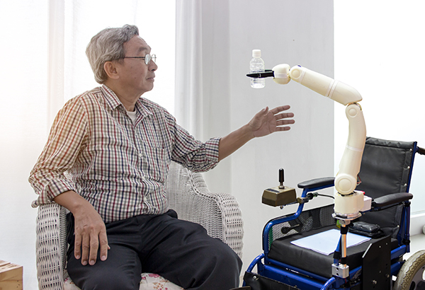 高齡者智慧照護需求是未來趨勢，居家服務機器人將可代替子女照護獨居父母，讓銀髮族真正擁有便利安全的樂齡生活。